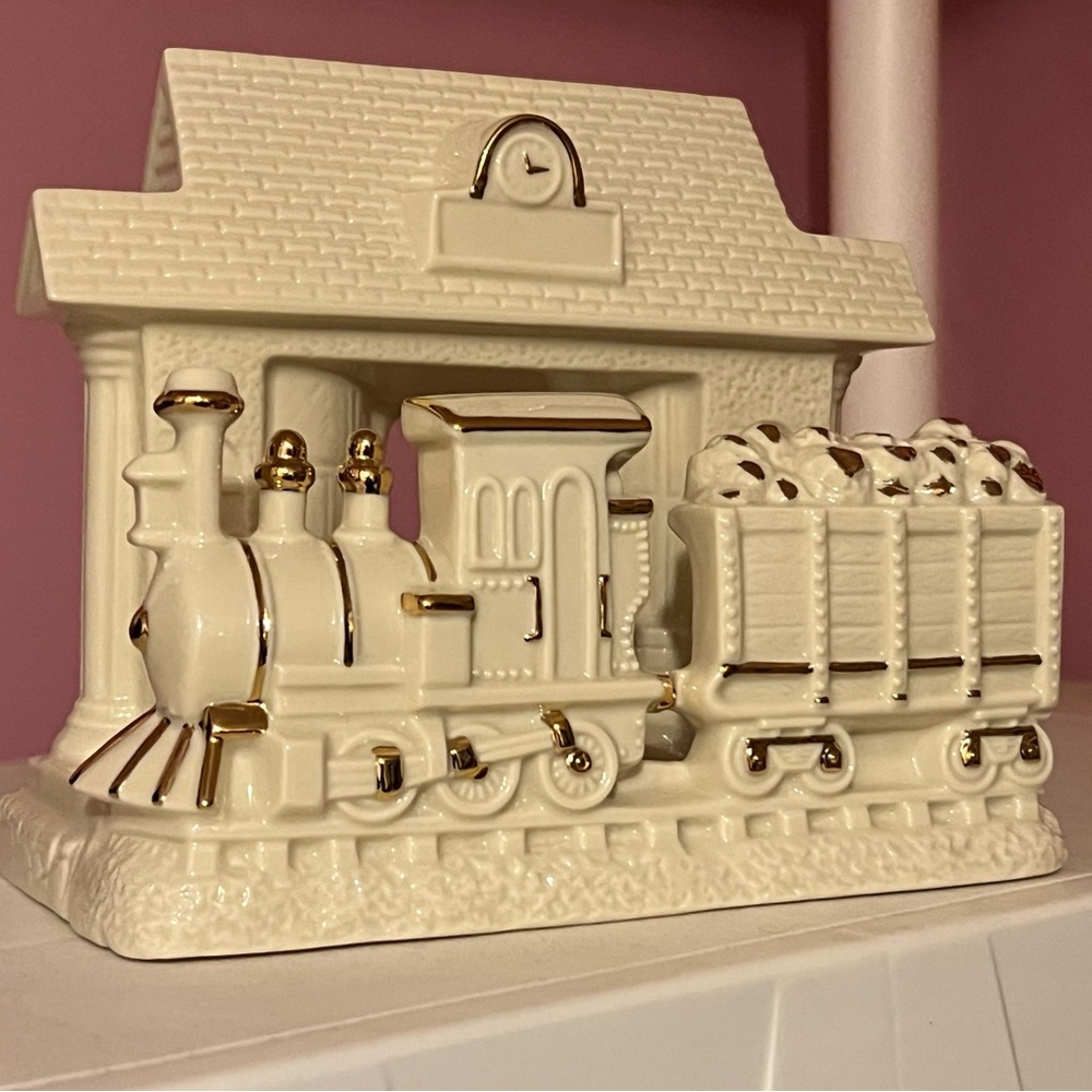 LENOX CHRISTMAS PRESENT VOTIVE CANDLE HOLDER TRAIN WAGON TRAIN STATION HOUSE